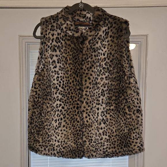 cobblestone canyon Jackets & Blazers - Leopard Print Faux Fur Vest
